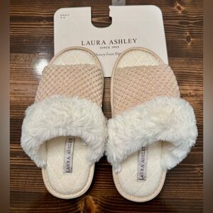 NWT Laura Ashley Cream Quilted Slippers with Memory Foam Size 5-6